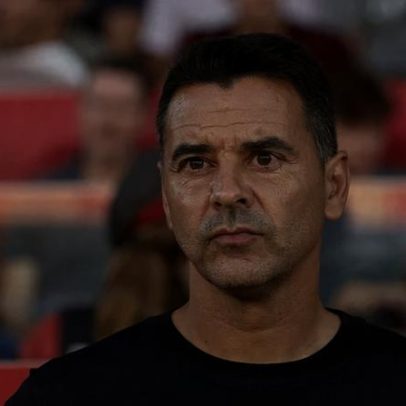 Míchel assume comando do Ajax com contrato até 2028