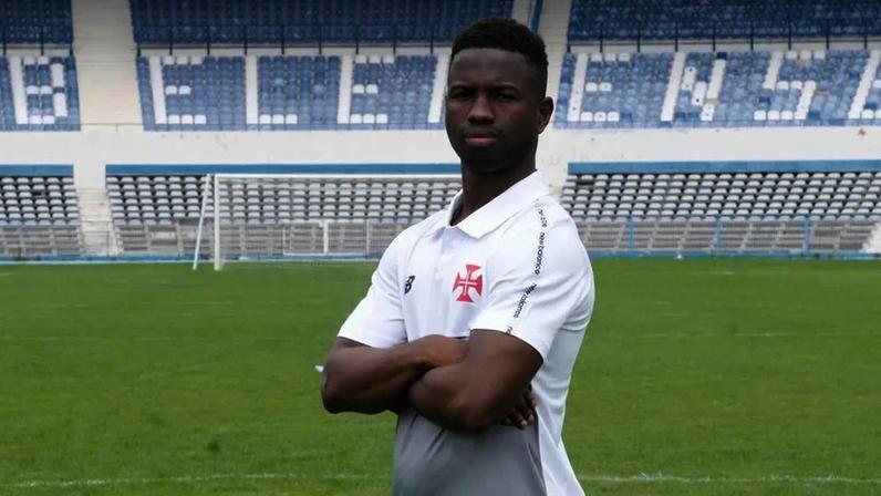 Midana Sambú renova contrato com o Belenenses