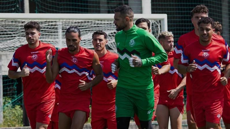 Cristiano Figueiredo (de verde) a liderar uma corrida do plantel durante a pré-época