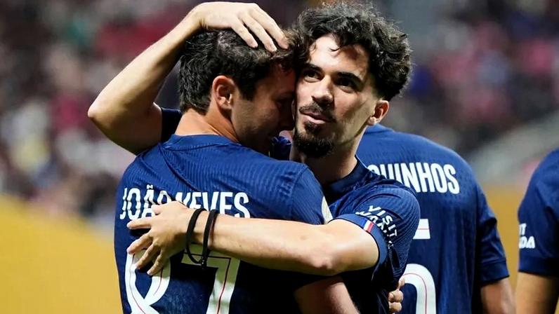 Vitinha e João Neves com a camisola do PSG
