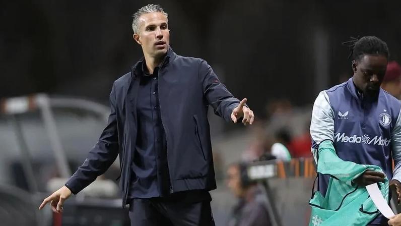 Van Persie deixa o comando técnico do Feyenoord ao fim de duas épocas