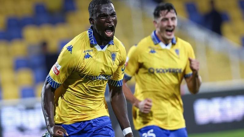 Boma celebra um dos golos do Estoril