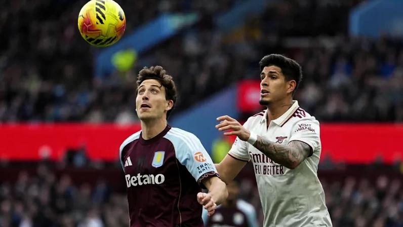 Pau Torres (Aston Villa) e Hincapie (Arsenal) em ação