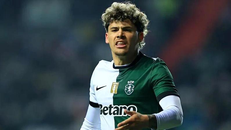 Maxi Araújo de leão ao peito