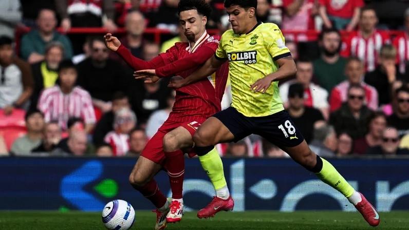 Curtis Jones ao serviço do Liverpool