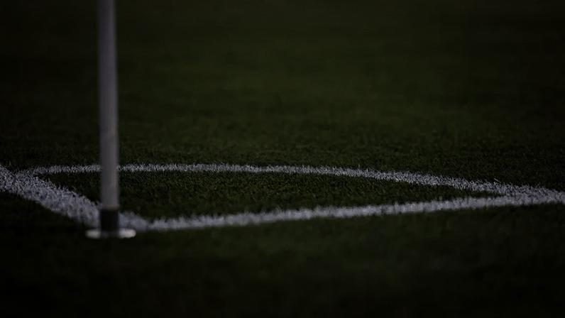 Canto em campo de futebol