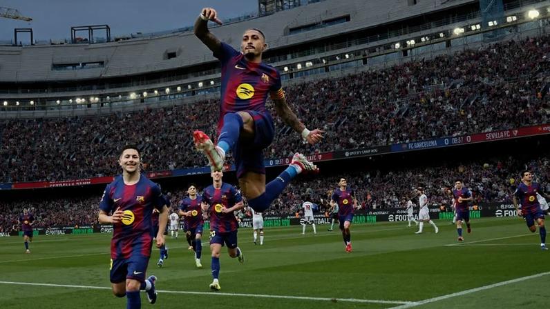 Raphinha celebra golo pelo Barcelona