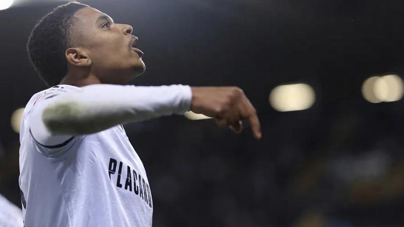 Noah Saviolo ruma ao Trabzonspor