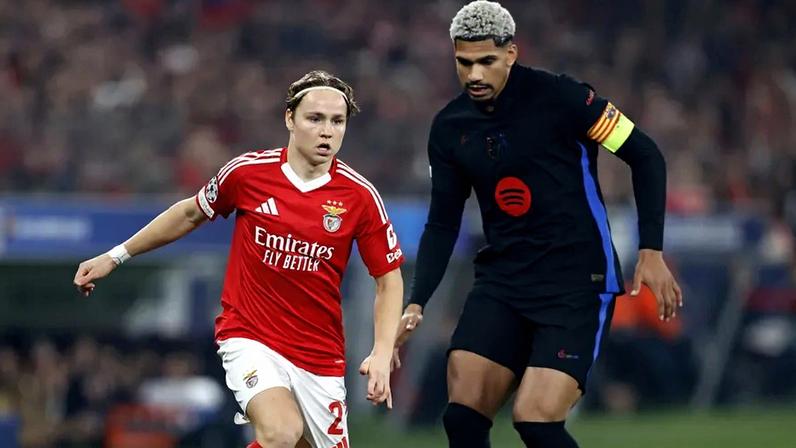 Schjelderup com Ronald Araújo durante o Benfica-Barcelona em janeiro de 2025, na Champions League