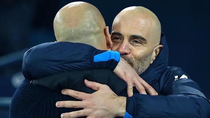 Enzo Maresca abraça Pep Guardiola antes de se defrontarem num jogo da Premier League