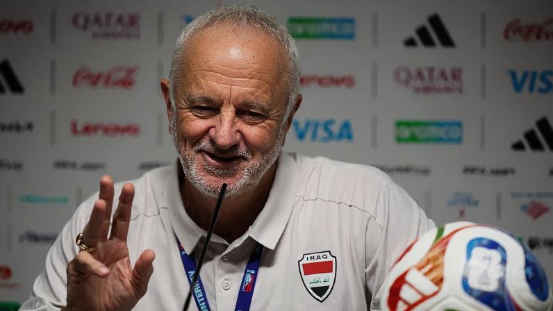 Graham Arnold, selecionador do Iraque, durante a conferência de imprensa