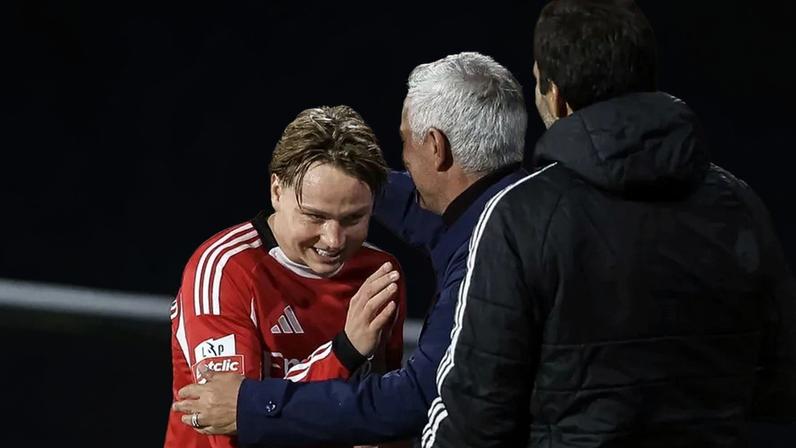 Schjelderup despede-se de Mourinho e afirma que são agora grandes amigos