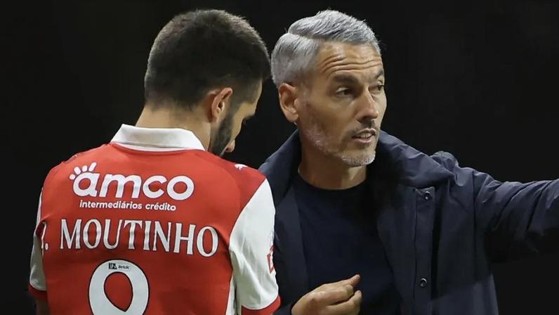 João Moutinho (à esquerda) com o treinador Carlos Vicens (à direita)