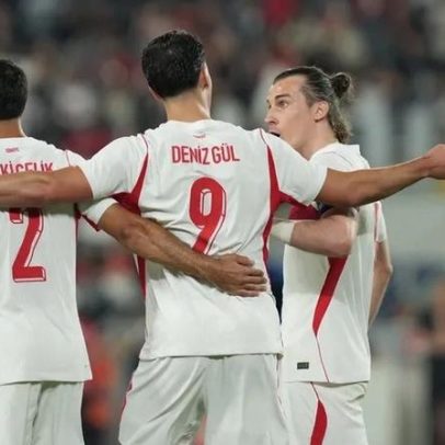 Deniz Gül marca na goleada da Turquia e aproxima-se do Mundial 2026