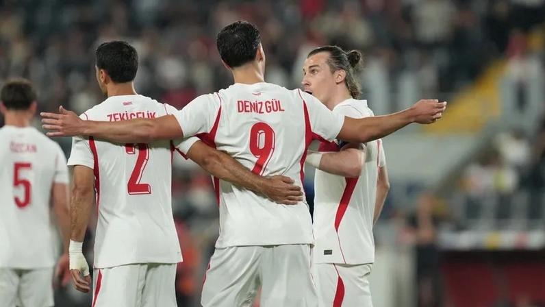 Deniz Gül celebra golo na vitória da Turquia contra a Macedónia do Norte.