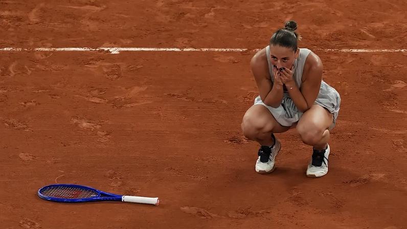 Marta Kostyuk reage após garantir a presença nas meias-finais de Roland Garros