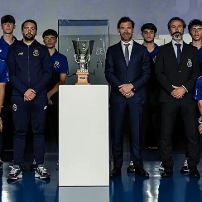 Sub-17 do FC Porto entregam taça no museu, encerrando ano do dragão