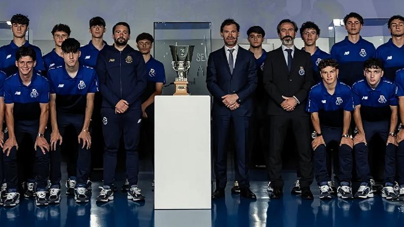 Sub-17 do FC Porto entregam taça no museu, encerrando ano do dragão