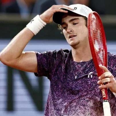 Jakub Mensik elimina João Fonseca nos quartos de final