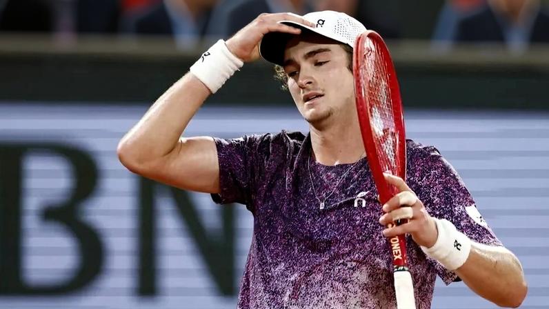Jakub Mensik elimina João Fonseca nos quartos de final