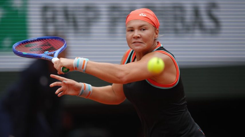 Shnaider vira jogo e elimina Sabalenka em Paris