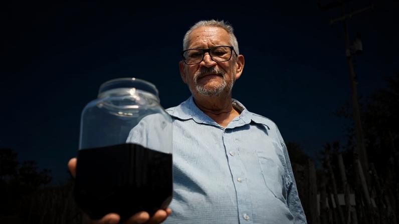 Agricultor encontra petróleo ao procurar água e enfrenta problemas