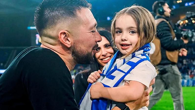 Farioli com a mulher e a filha no Dragão