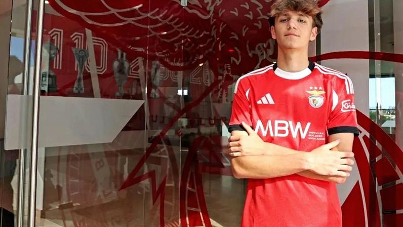Gonçalo Silva assina contrato profissional com o Benfica