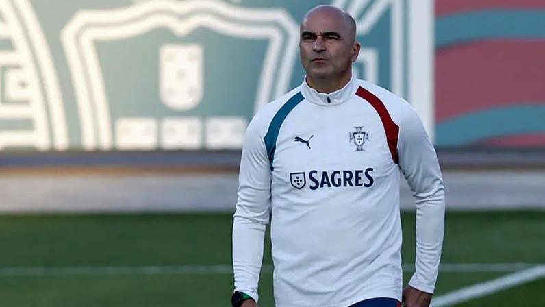 Roberto Martínez no relvado da Cidade do Futebol