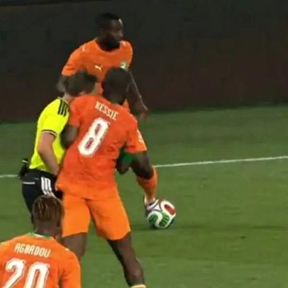 Kessié reage à decisão do árbitro e atira-o ao relvado com empurrão