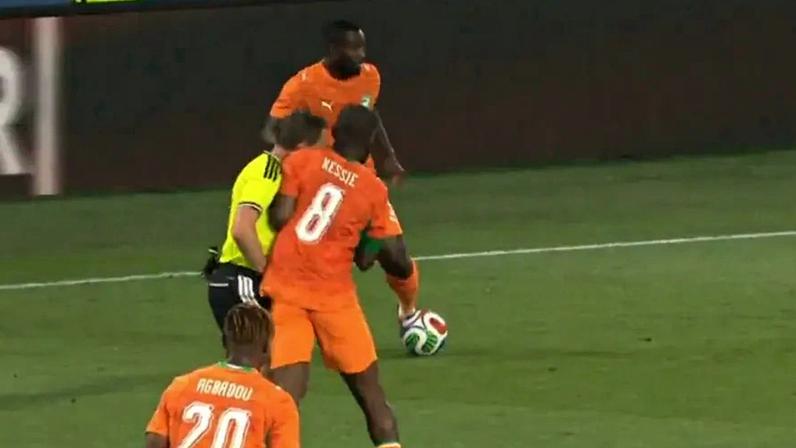 Kessié reage à decisão do árbitro e atira-o ao relvado com empurrão