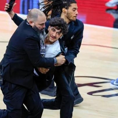 Adepto invadiu quadra para selfie com Wembanyama e é banido para sempre de pavilhões da NBA