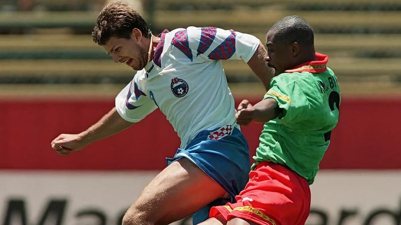 Roger Milla e Oleg Salenko: dois recordes de Mundiais num jogo que perduram