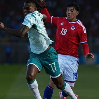 Rafael Leão reage à expulsão frente ao Chile para proteger o colega