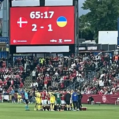 Eriksen caiu inanimado durante Dinamarca-Ucrânia e recebeu assistência