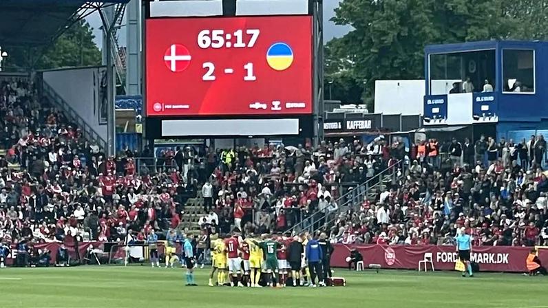 Eriksen caiu inanimado durante Dinamarca-Ucrânia e recebeu assistência