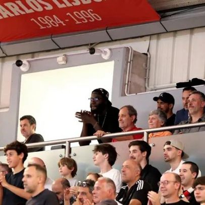 Treinador dos Celtics, Mazzulla, vibra com Benfica-FC Porto ao lado de Neemias Queta