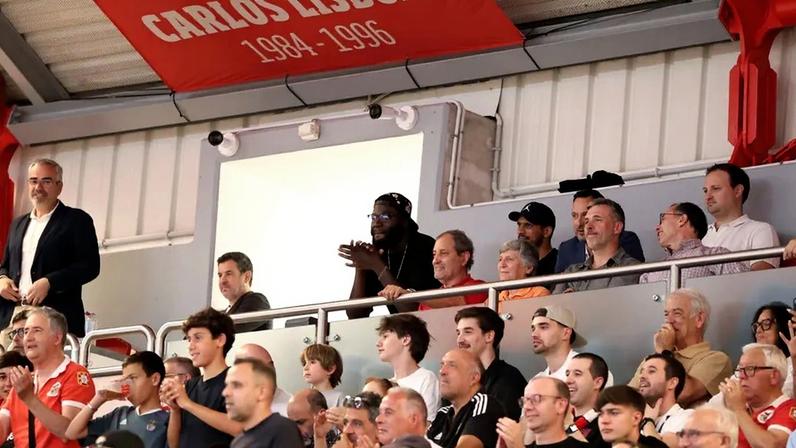 Treinador dos Celtics, Mazzulla, vibra com Benfica-FC Porto ao lado de Neemias Queta