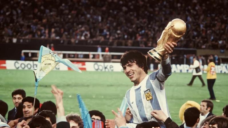 O futebol levou um pouco de felicidade a um país que vivia debaixo de uma ditadura militar