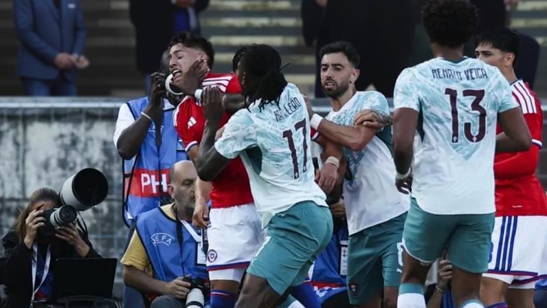 O gesto que originou a expulsão de Rafael Leão com o Chile