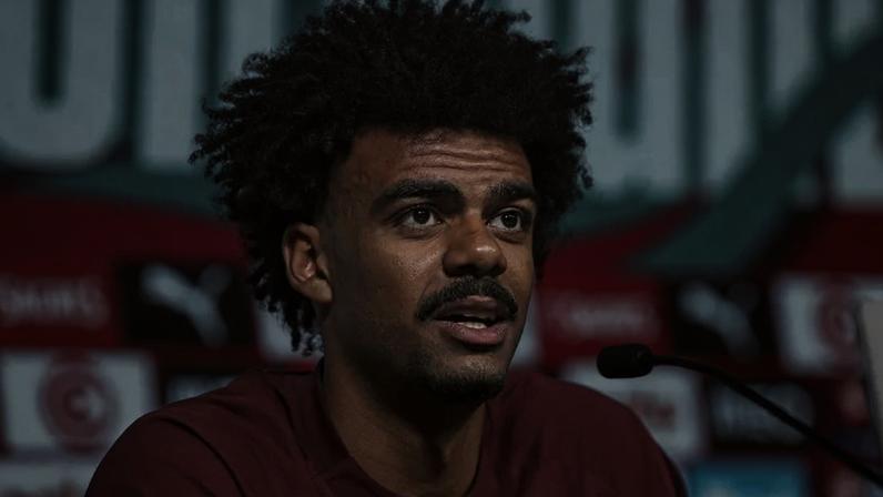 Renato Veiga na sala de imprensa do Cidade do Futebol