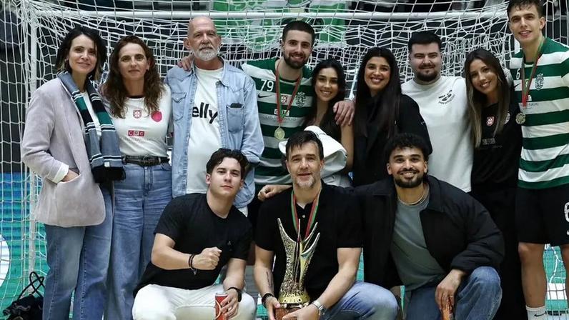 A foto de família partilhada por Ricardo Costa, treinador de andebol do Sporting