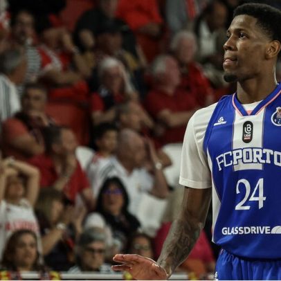 Hudson imprime sangue-frio e mantém o dragão em jogo no Benfica-Porto 98-102