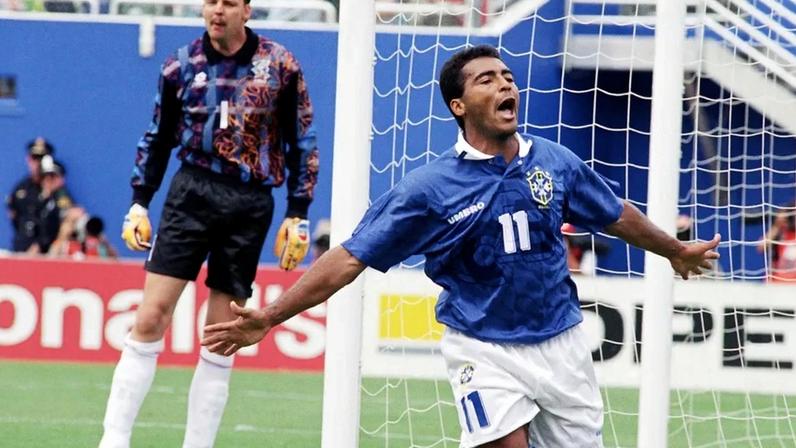 Romário faz a festa com a camisola da seleção brasileira durante o Mundial'1994
