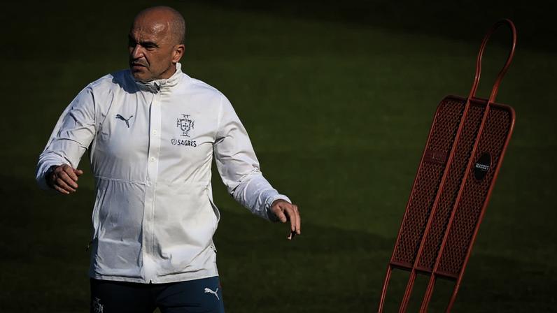 Martínez: várias substituições ao intervalo para manter 11 em campo