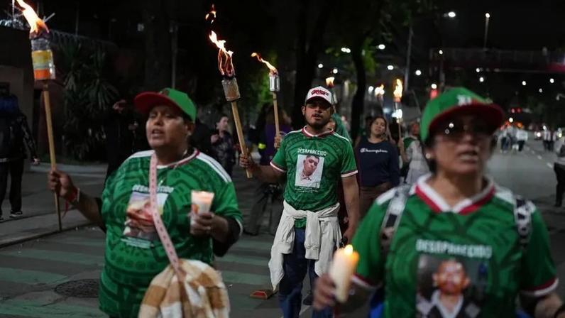 Grupos compostos por famílias de pessoas desaparecidas, professores, trabalhadores de transportes e agricultores menifestam-se