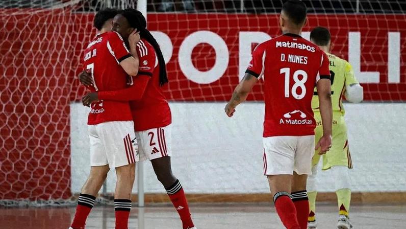 Benfica vence Sporting 2-1 na crónica do dérbi