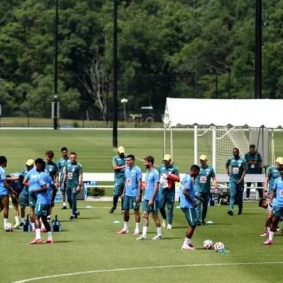 Ancelotti usa acessório de futebol americano no treino da seleção