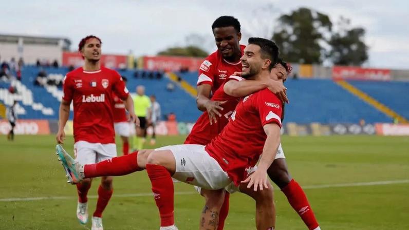 Pedro Pacheco e Henrique Silva ganham mais espaço na defesa do Santa Clara