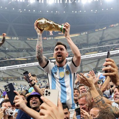 Messi é coroado em Qatar 2022 com Diego presente